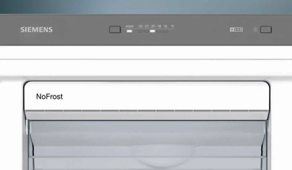 Een Siemens vriezer met NoFrost-technologie, grijze bediening en transparante lade die ijsvorming voorkomt en eenvoudig te bedienen is.