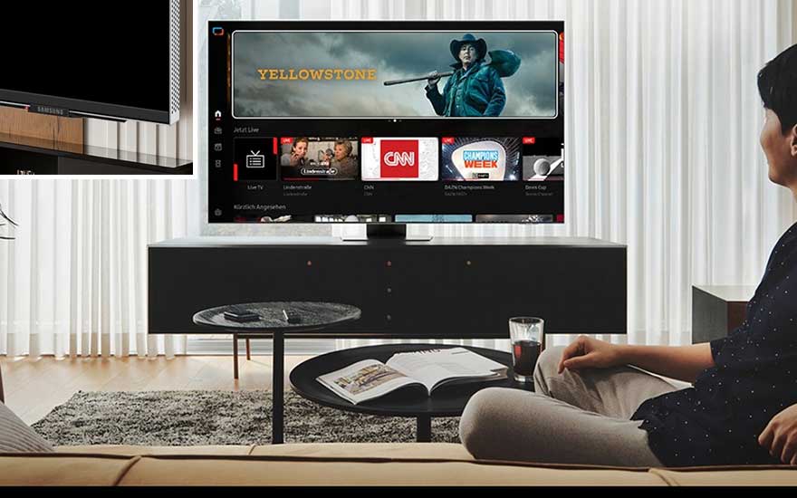 Persoon kijkt naar smart TV met Yellowstone-serie interface, zittend op moderne bank in stijlvolle woonkamer setting.
