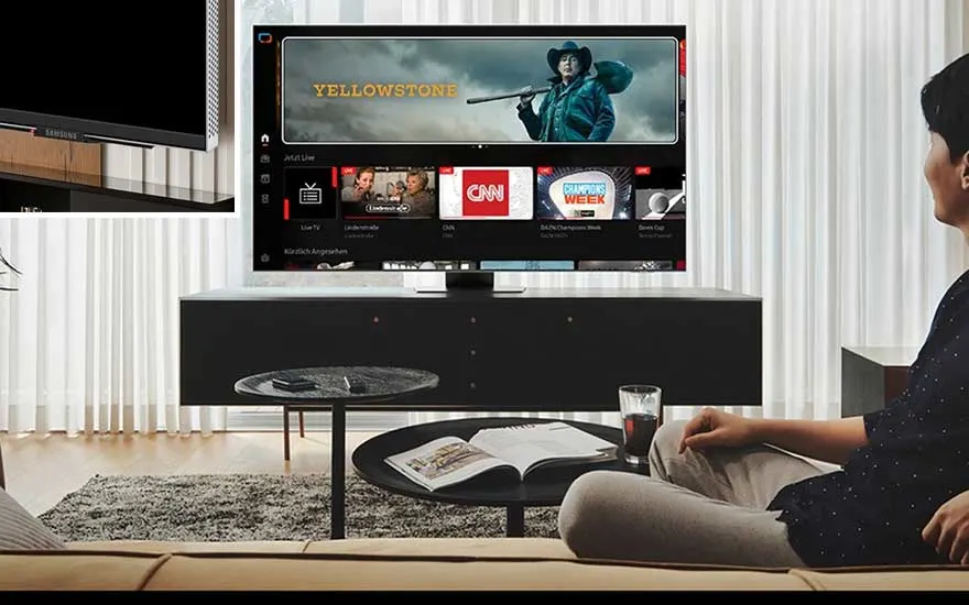 Persoon kijkt naar smart TV met Yellowstone-serie interface, zittend op moderne bank in stijlvolle woonkamer setting.
