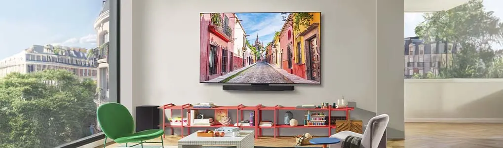 Een moderne woonkamer met een aan de muur gemonteerde LG-televisie die een kleurrijke straat toont.
