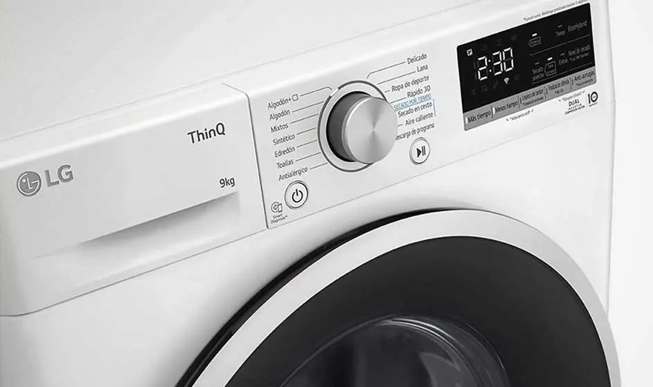 Een close-up toont het bedieningspaneel van een witte LG-wasmachine, met draaiknop, programma’s en een digitaal scherm rechts.