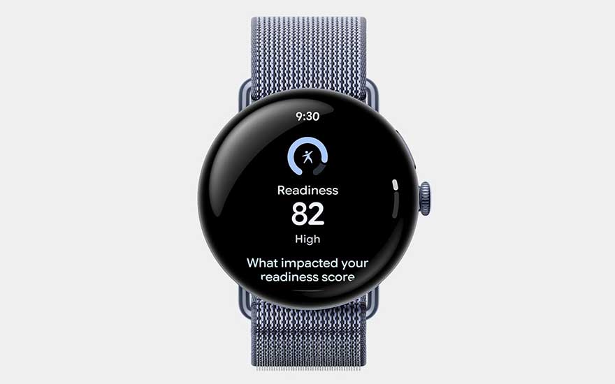 Smartwatch met blauw geweven band toont readiness-score 82 en geeft inzicht in fysieke prestaties.