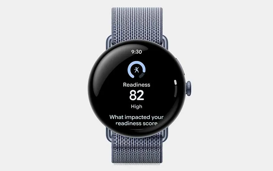 Smartwatch met blauw geweven band toont readiness-score 82 en geeft inzicht in fysieke prestaties.