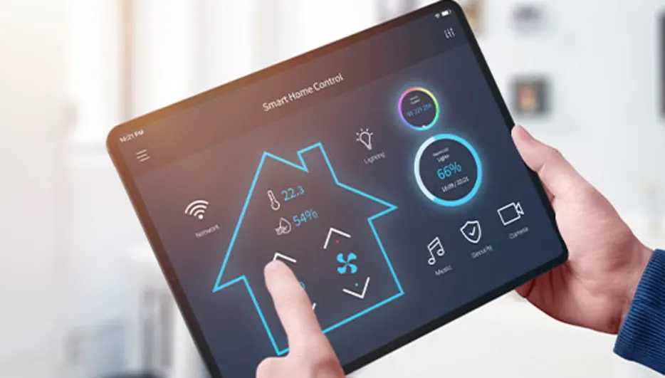 Een tablet toont een smart home-interface met pictogrammen voor temperatuur en beveiliging. Een hand bedient het touchscreen.