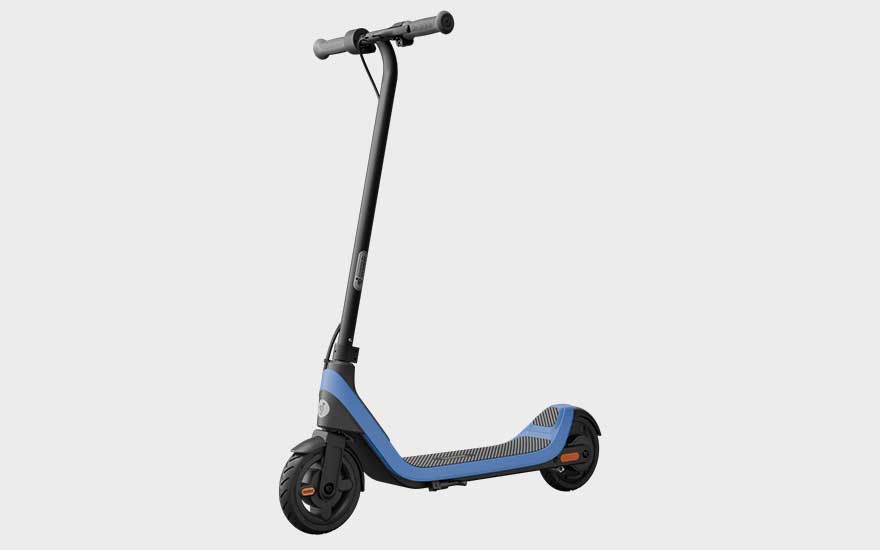 Strakke blauwe en zwarte elektrische step met gebogen frame, compacte wielen en een modern, minimalistisch ontwerp.