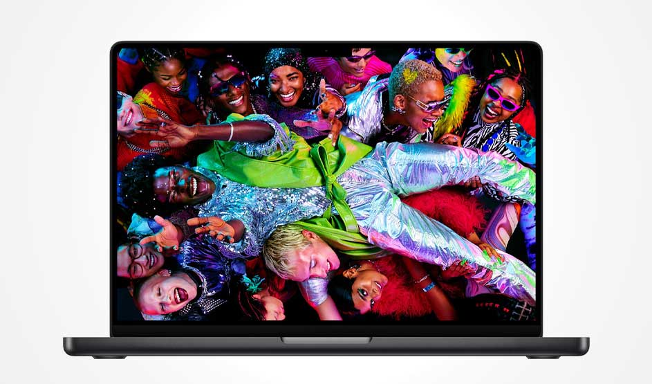 Laptop met levendig feestbeeld op het scherm, mensen in kleurrijke outfits en glitters vieren samen.