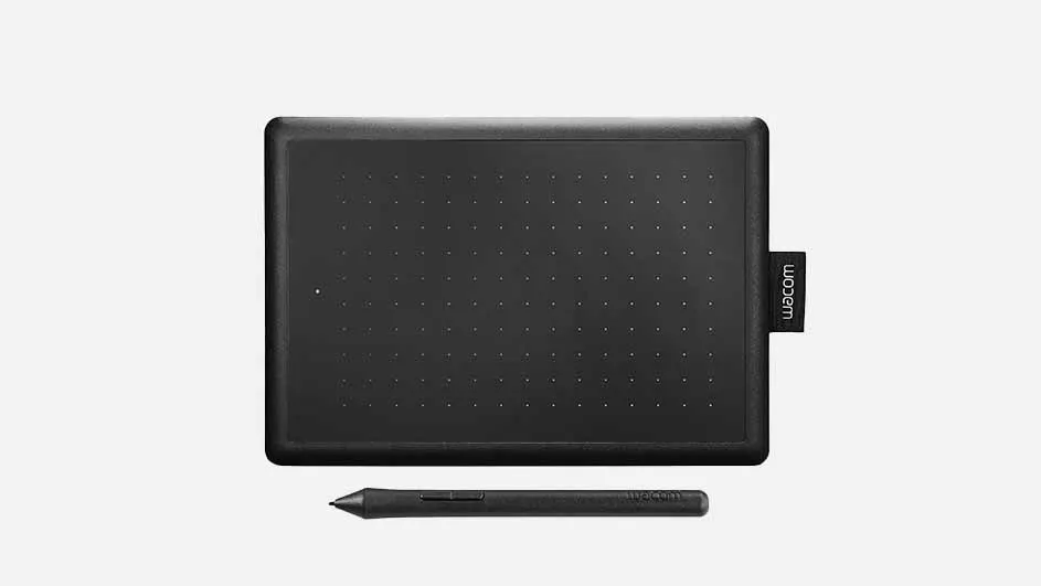 Een zwarte Wacom tekentablet met pen ligt op een witte achtergrond. Het tablet heeft een vierkante vorm met afgeronde hoeken.