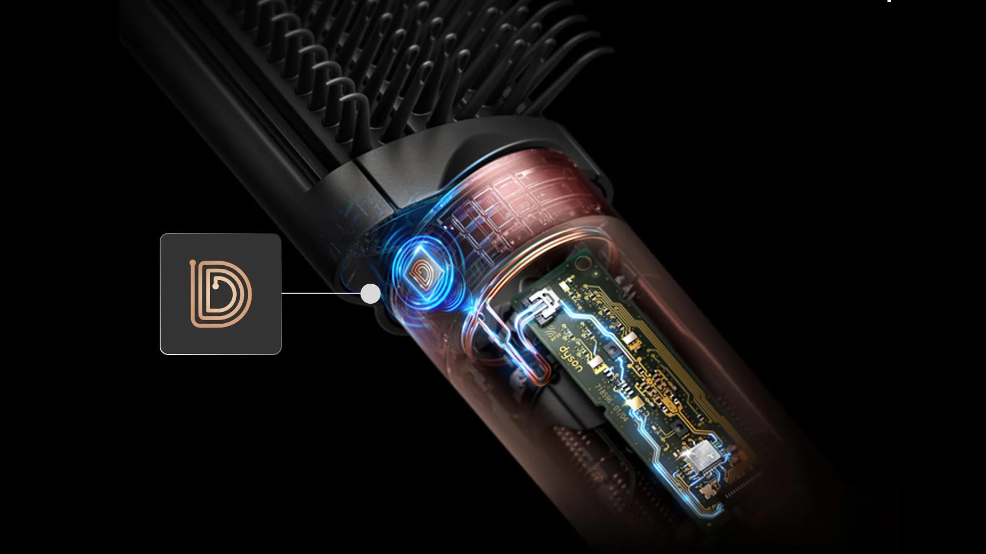 Close-up van een haarstyler met zichtbare elektronica en circuitbord onder een zwarte borstelkop.