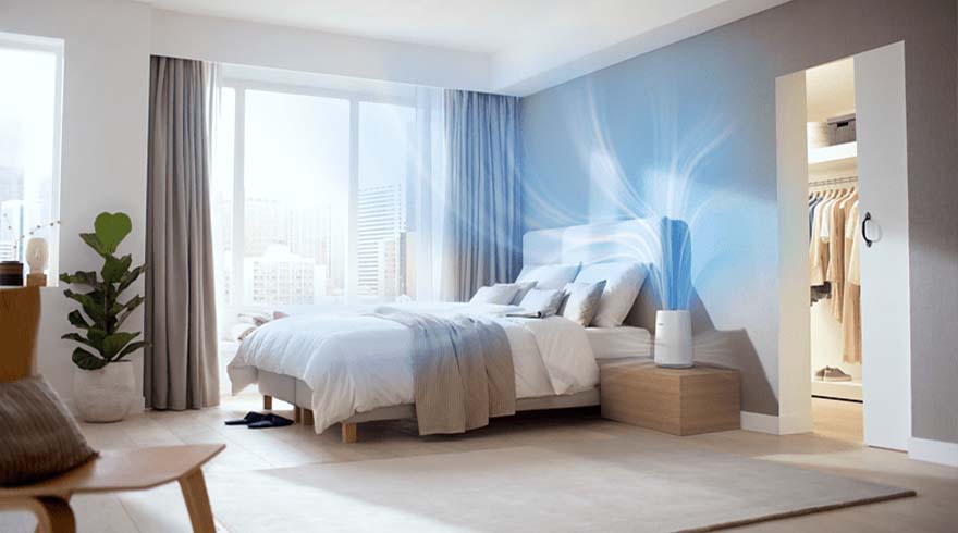 Een slaapkamer met een bed, gordijnen, een stoel en een open kast. Het kleurenpalet is wit, blauw en grijs.