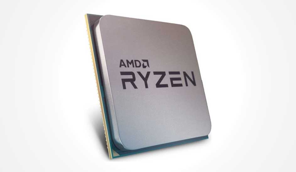 Vierkante AMD Ryzen-processor op zijn kant, metalen bovenplaat met zwart logo, zichtbaar groene printplaatrand eronder.