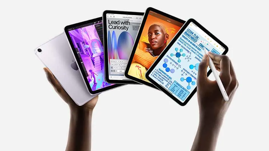 Twee handen houden vier iPads vast met verschillende schermweergaven, waaronder een paarse afbeelding en een lesplan.