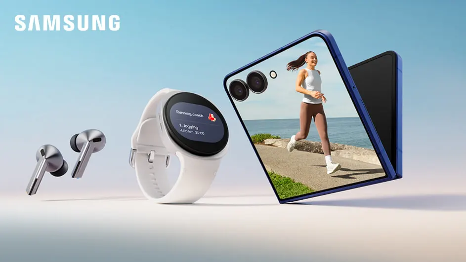 Promotieafbeelding van Samsung met draadloze oordopjes, een witte smartwatch met een “Running coach”-workout op het scherm en een blauwe opvouwbare smartphone waarop een vrouw te zien is die langs een kustpad jogt onder een heldere lucht.