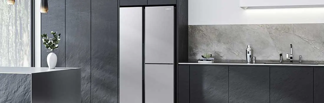 Moderne donkergrijze keuken met grote side-by-side koelkast, marmeren werkblad, eiland en minimalistische zwarte kasten design.