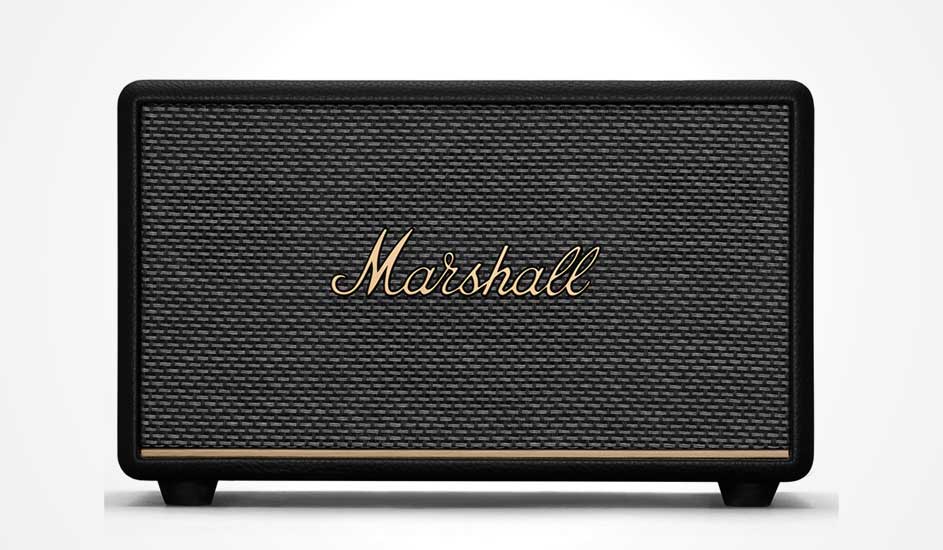 Een zwarte Marshall speaker met gouden logo en retro design staat tegen een witte achtergrond. De speaker heeft een stijlvolle en stevige uitstraling.