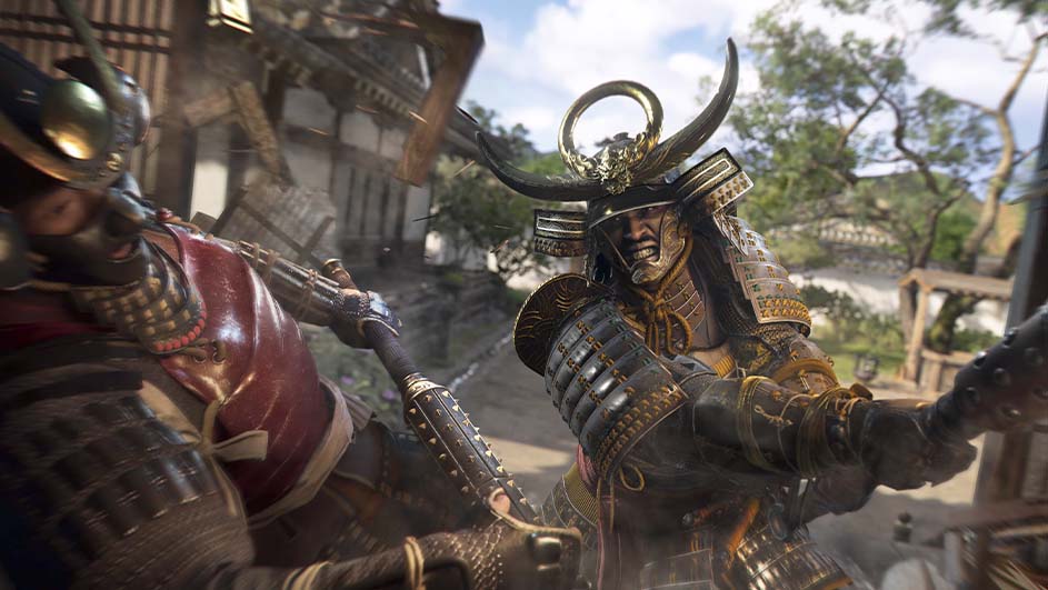 Twee samoerai in gevecht, gekleed in gedetailleerde, kleurrijke bepantsering, tegen een achtergrond van gebouwen en groen.