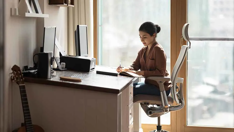 Hoe stel je een bureau en bureaustoel ergonomisch in?