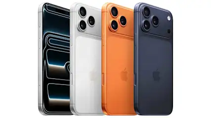 Twee iPhones, één zilver met drie cameralenzen en één roze met twee lenzen, staan op een lichtgrijze achtergrond.
