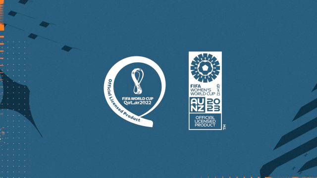 Blauwe achtergrond met de logo's van het FIFA Wereldkampioenschap Qatar 2022 en het FIFA Dames Wereldkampioenschap Australië Nieuw-Zeeland 2023.