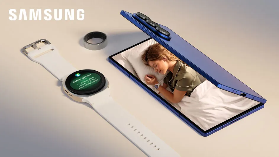Promotieafbeelding van Samsung met een witte smartwatch met een slaaptracking‑melding op het scherm, een slimme ring en een blauwe opvouwbare smartphone waarvan het open scherm creatief een slapende vrouw in bed toont, als symbool voor gekoppelde slaapmonitoring.