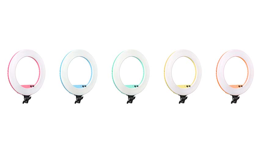 Vijf ringlampen in roze, blauw, groen, geel en oranje staan op een witte achtergrond met een zwart statief.