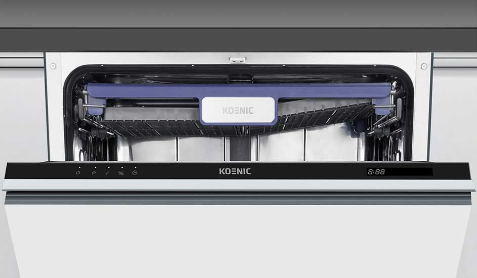 Open vaatwasser van KOENIC met moderne bediening en digitaal display, roestvrijstalen interieur en ruimte voor borden en bestek.