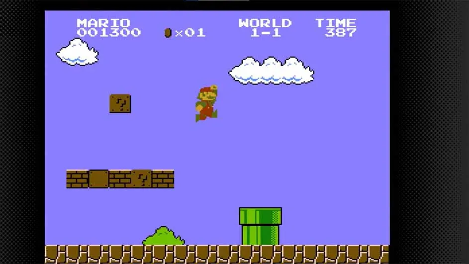 Mario springt in een paarse lucht. Wolken, blokken en een groene pijp zijn zichtbaar. De score en tijd staan bovenaan.