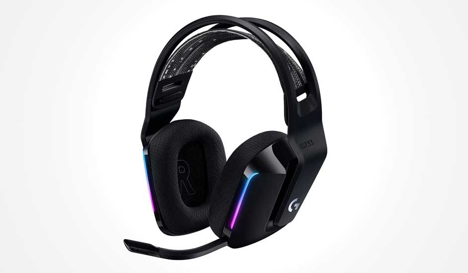 Zwarte gamingheadset met hoekige oorkussens, flexibele microfoonarm en zachte band, verlicht door subtiele RGB-strepen op een witte achtergrond.