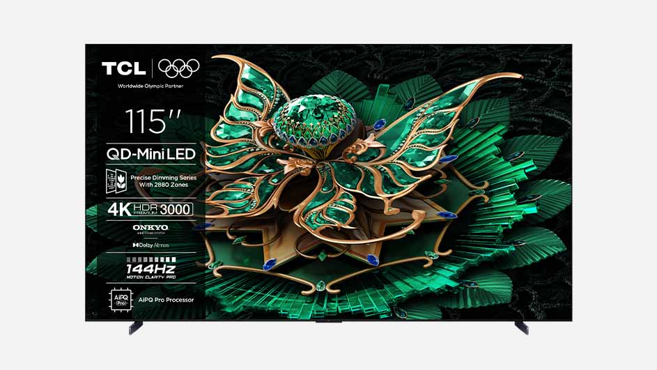 TCL QD-MiniLED-televisie met een groen-gouden vlinderontwerp op het scherm, weergegeven tegen een witte achtergrond.