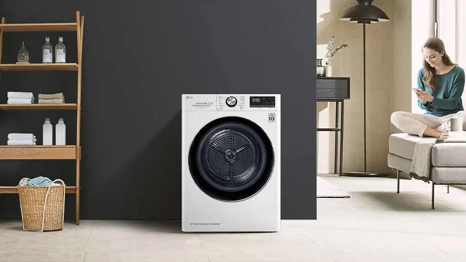 Een witte wasdroger staat centraal, naast een houten stellingkast en een zittende vrouw met telefoon op een grijze achtergrond.