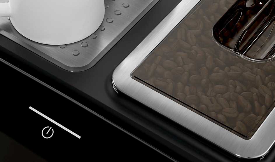 Close-up van een Siemens koffiemachine met bonenreservoir, een witte mok op het metalen plateau en een aanraakgevoelige aan-uitknop.