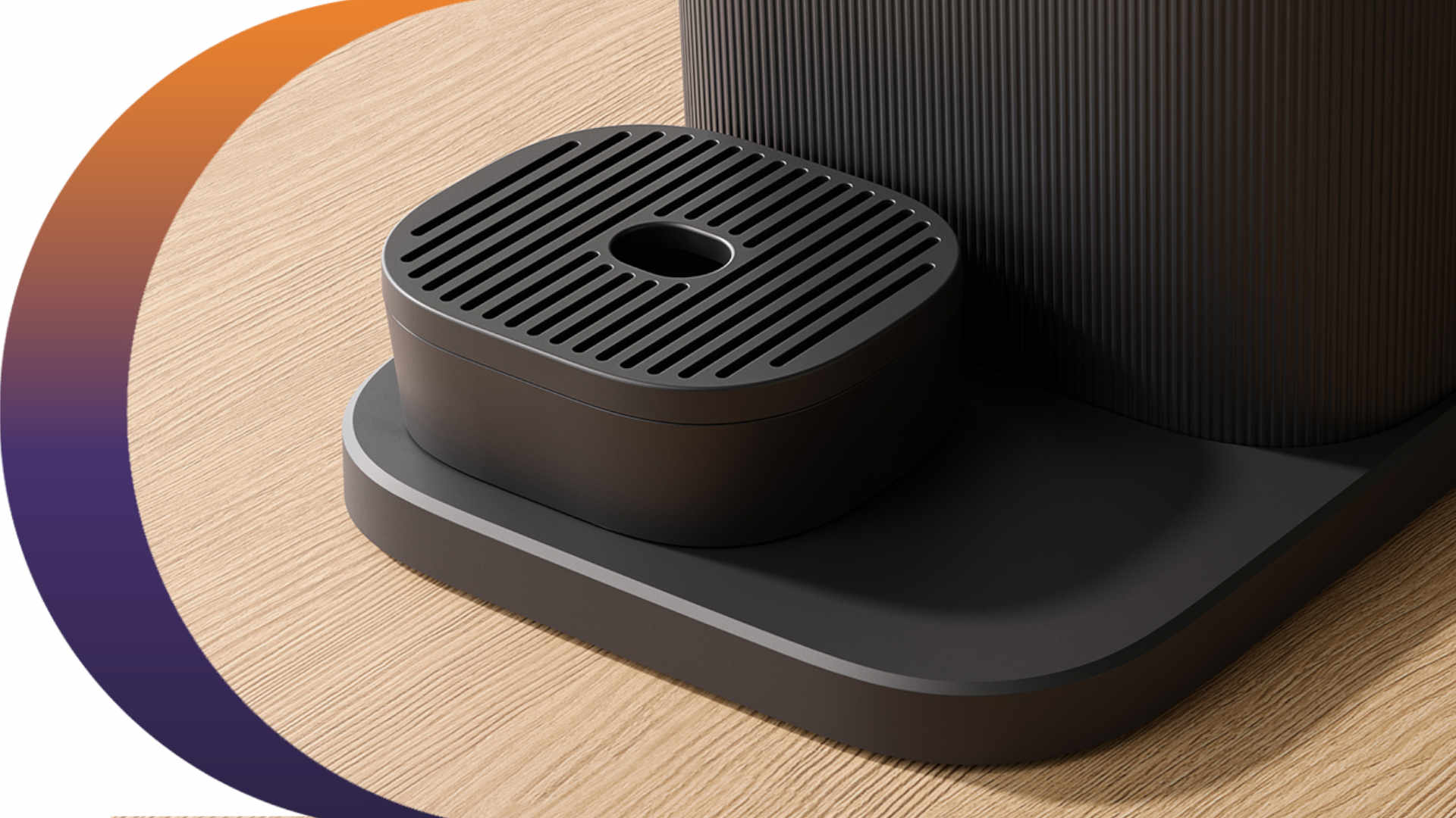 Een close-up van een matzwarte luchtbevochtiger met een rooster bovenop, op een houten oppervlak.