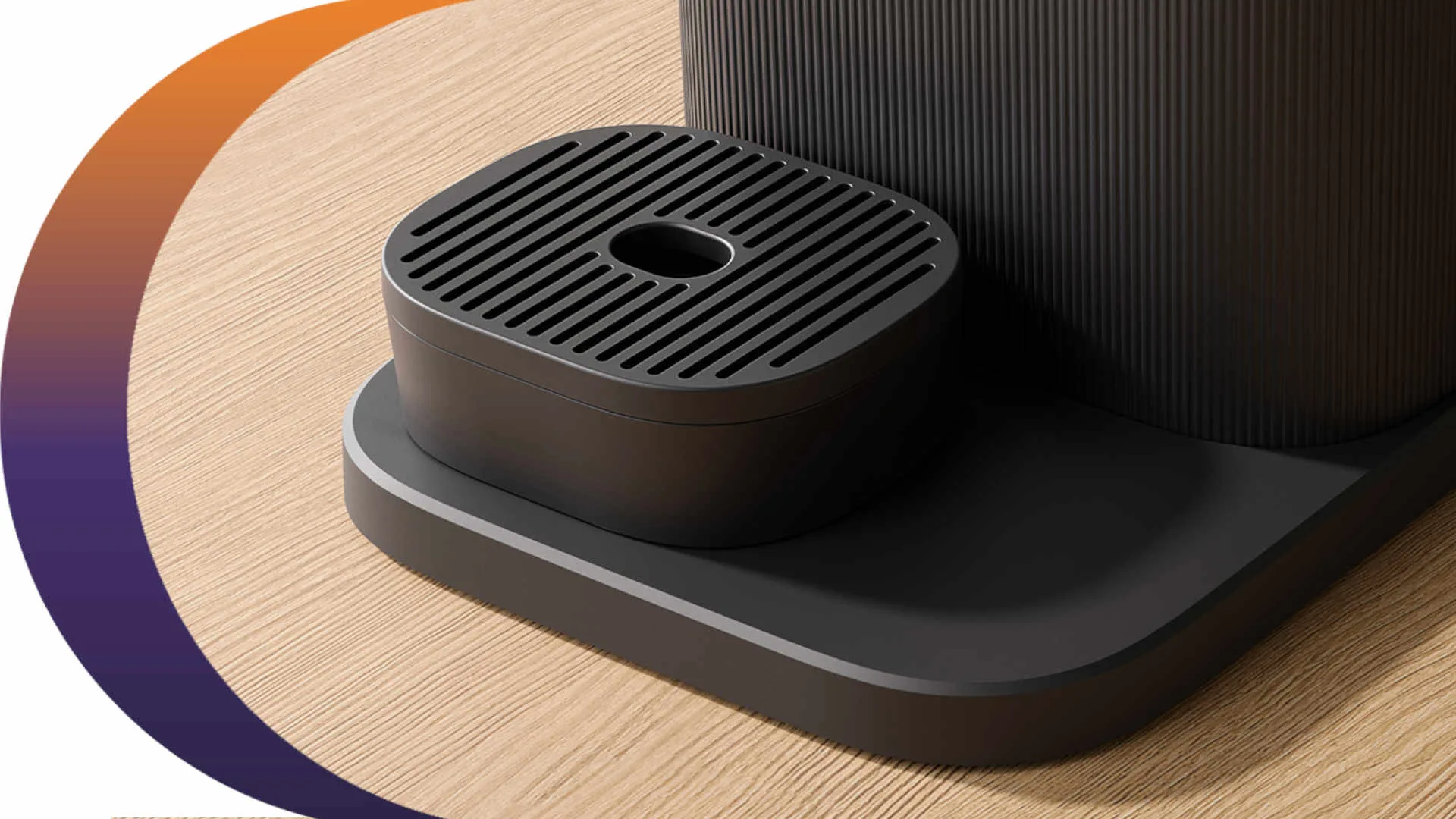 Een close-up van een matzwarte luchtbevochtiger met een rooster bovenop, op een houten oppervlak.