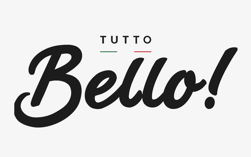 Het Tutto Bello! logo toont elegante zwarte scriptletters met kleine Italiaanse vlagkleuren erboven, wat kwaliteit en Italië oproept.