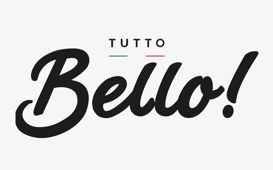 Het Tutto Bello! logo toont elegante zwarte scriptletters met kleine Italiaanse vlagkleuren erboven, wat kwaliteit en Italië oproept.