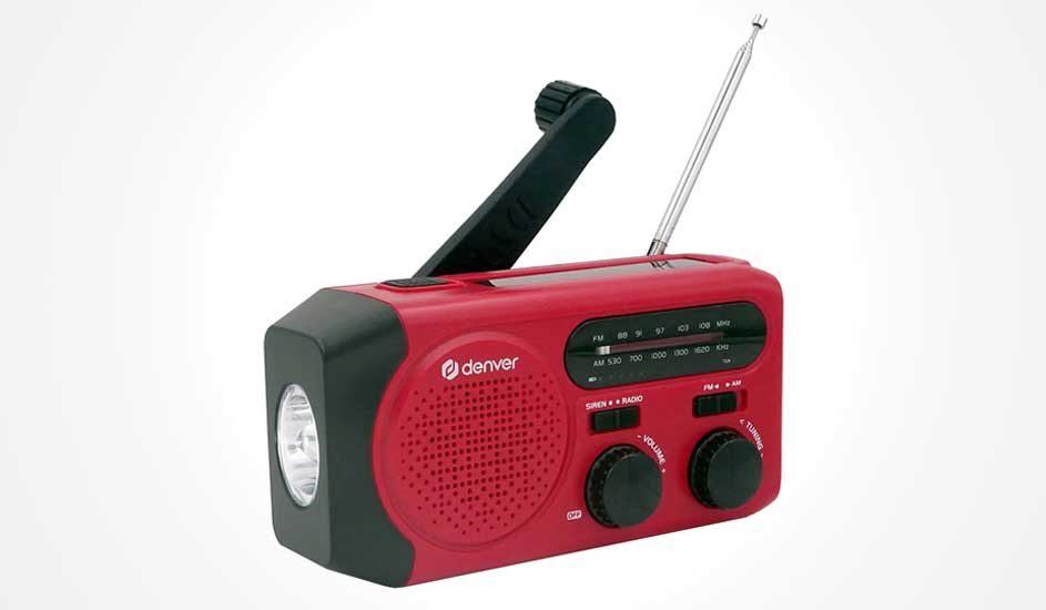 Rode Denver noodradio met zwengel, antenne en zaklamp aan de zijkant, scherp afgebeeld tegen een egale lichte achtergrond.