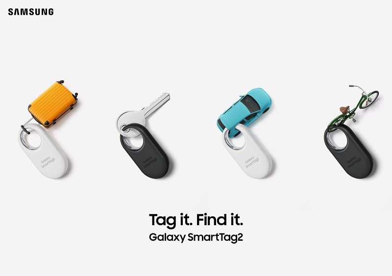 Vier Galaxy SmartTag2-trackers aan sleutelhangers met een koffer, sleutels, een auto en een fiets op een witte achtergrond.