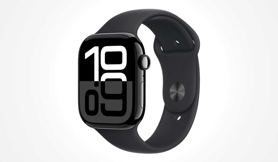 Op de afbeelding staat een Apple Watch met een zwart sportbandje en groot digitaal wit cijferdisplay. Het merk is Apple.
