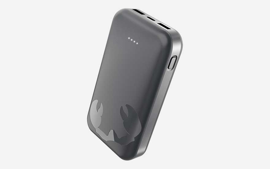 Compacte grijze powerbank met zachte hoeken, vier ledlampjes en subtiel krab logo onderaan, plus meerdere poorten aan de bovenrand.