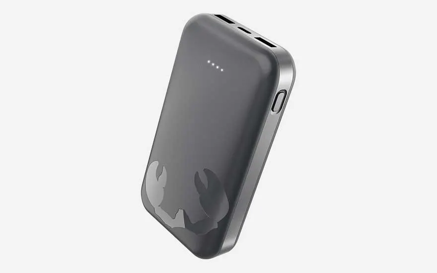 Compacte grijze powerbank met zachte hoeken, vier ledlampjes en subtiel krab logo onderaan, plus meerdere poorten aan de bovenrand.
