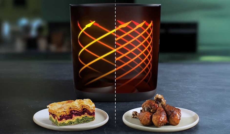 Transparante Philips airfryer met oranje warmtecirculatie, links een bord lasagne, rechts kippenpoten. Merk: Philips.