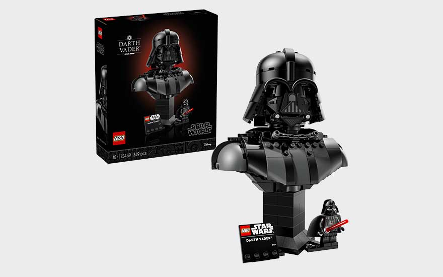 Een LEGO Star Wars Darth Vader-buste met doos, displayplaatje en minifiguur staat strak afgebeeld op witte achtergrond.