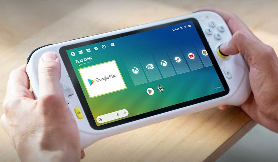 Op de afbeelding zie je een Logitech handheld spelcomputer waarop het startscherm met Google Play en diverse apps wordt weergegeven.