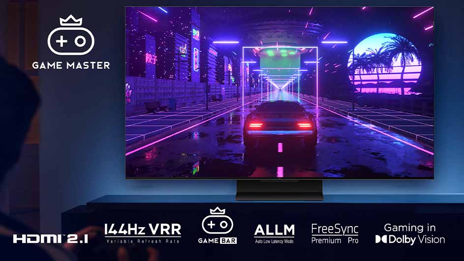 Een tv toont een neon nachtscène met een auto, gebouwen en palmbomen. Onder de tv staan logo's en specificaties.