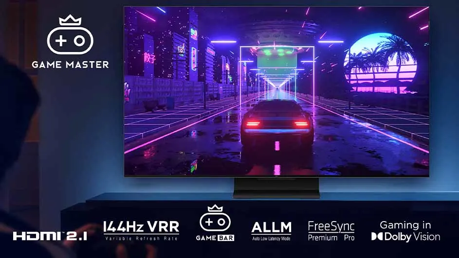 Een tv toont een neon nachtscène met een auto, gebouwen en palmbomen. Onder de tv staan logo's en specificaties.