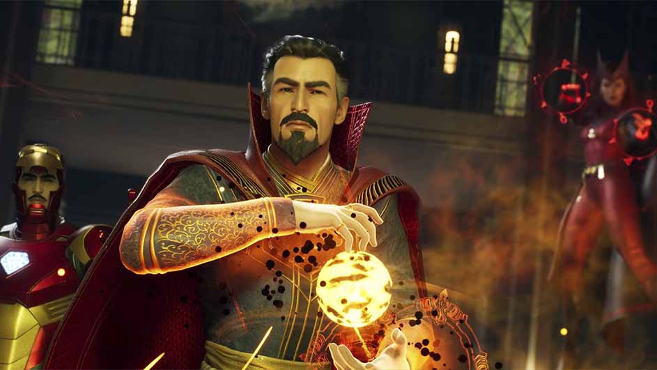Doctor Strange houdt een gloeiende bol vast, met Iron Man en een rode figuur op de achtergrond.