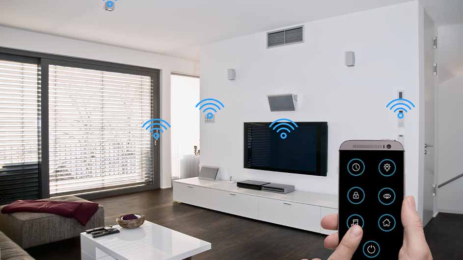 Een woonkamer met een tv, witte kast, rolluiken en een telefoon met een app voor slimme huisbediening.