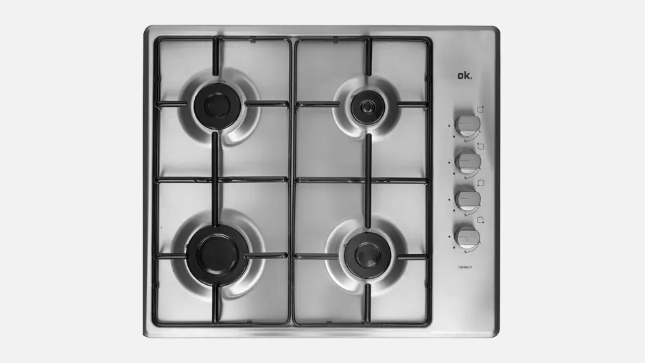 Een zilverkleurige gaskookplaat met vier branders en zwarte roosters, gezien van bovenaf, met vier knoppen aan de rechterkant.