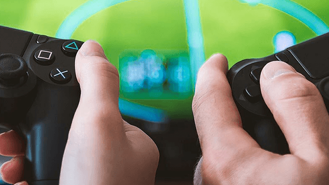 Twee handen houden zwarte gamecontrollers vast voor een groen scherm met blauwe elementen.