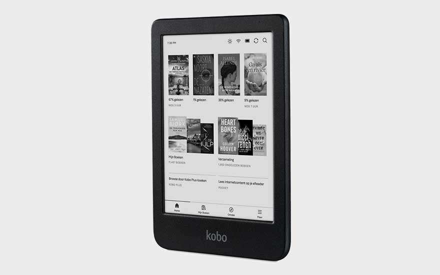 Een zwarte Kobo e-reader toont een bibliotheekscherm met boekomslagen en menu’s, strak afgebeeld op een lichte achtergrond.