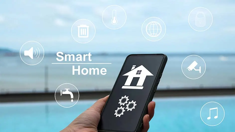 Hand houdt een smartphone met 'Smart Home'-interface, met pictogrammen voor geluid, water, temperatuur, wereldbol en beveiliging op een blauwe achtergrond.